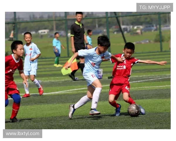 巴赛队与香港队激战正酣展现足球魅力与团队精神的精彩对决